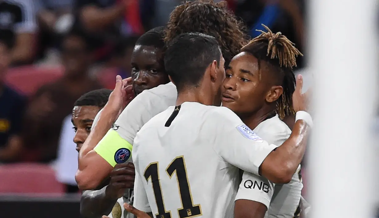 Para pemain Paris Saint-Germain (PSG) merayakan gol yang dicetak oleh Christopher Nkunku ke gawang Atletico Madrid pada laga ICC 2018 di Stadion Nasional Singapura, Senin (30/7/2018). PSG menang 3-2 atas Atletico Madrid. (AFP/Roslan Rahman)
