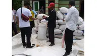 Gabah Hasil Petani Karawang Dijual ke Mitra Tim Gerakan Serap Gabah Petani