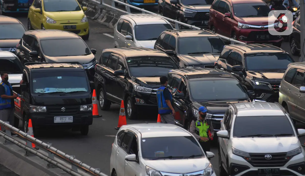 Mereka membantu transaksi pembayaran non tunai (E-Toll Card) secara langsung kepada pengendara mobil. (merdeka.com/Imam Buhori)