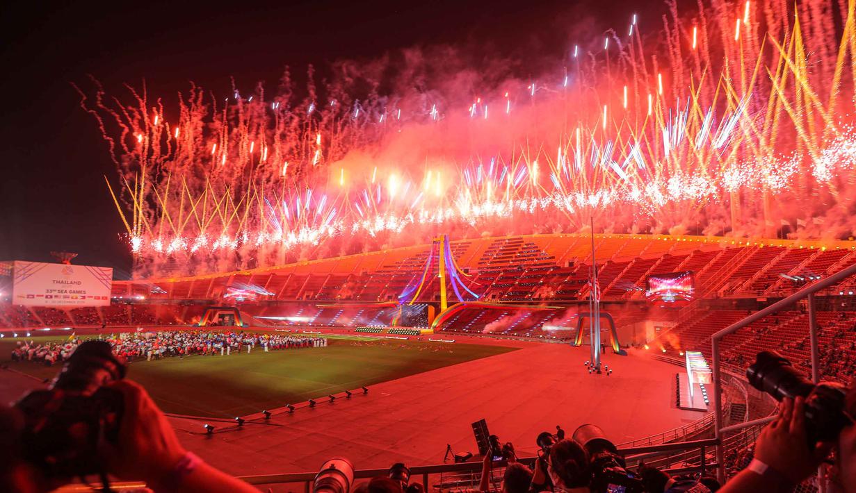 Sebagai informasi, SEA Games 2025 Thailand yang juga ke-33 sepanjang sejarah ini mempertandingkan 54 cabang olahraga. Namun, dari 54 cabang olahraga tersebut, hanya 50 cabang olahraga yang akan masuk ke dalam perhitungan perolehan medali. Tampak dalam foto, suasana upacara penutupan SEA Games 2025 di Rajamangala Stadium, Bangkok, Thailand, Sabtu (20/12/2025). (Bola.com/Bagaskara Lazuardi)