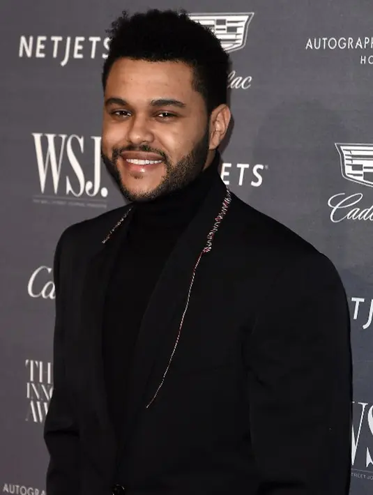 Sejak awal kedekatan keduanya tertangkap kamera, Selena dan The Weeknd tak hanya bermesraan sekedar berpelukan. Namun keduanya juga berciuman di depan umum. (AFP/Bintang.com)