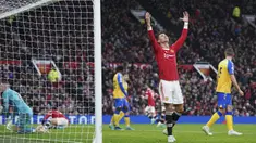 Reaksi pemain Manchester United Cristiano Ronaldo setelah kehilangan peluang saat melawan Southampton pada pertandingan sepak bola Liga Inggris di Stadion Old Trafford, Manchester, Inggris, 12 Februari 2022. Pertandingan berakhir dengan skor 1-1. (AP Photo/Jon Super)