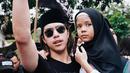 Beberapa momen El Rumi juga menunjukkan kedekatannya dengan Safeea. Momen El menggendong Safeea pun curi perhatian. Banyak warganet menyebut El adalah sosok kakak penuh perhatian terhadap adiknya. (Liputan6.com/IG/elelrumi)