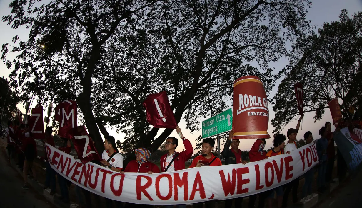 Suporter klub Seri A Italia, AS Roma, menunggu kedatangan tim AS Roma yang tiba di Bandara Soekarno-Hatta, Jakarta. Jumat (24/7/2015). (Arief Bagus/Bola.com)