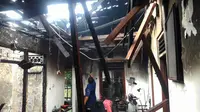 Rumah di Bogor terlihat hangus setelah dibakar oleh seorang pria yang diduga stres. (Liputan6.com/Achmad Sudarno)