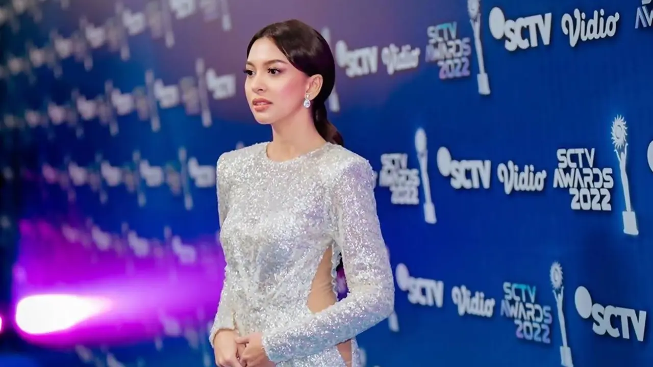 Potret Alisia Rininta yang Tampil Menawan dengan Dress Panjang Ini Selalu Menawan