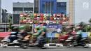 Kendaraan melintas di depan instalasi berupa bendera negara-negara peserta Asian Games 2018 di Jalan Tanah Tinggi Barat, Kelurahan Bungur, Kecamatan Senen, Jakarta, Minggu (15/7). (Merdeka.com/Iqbal S. Nugroho)