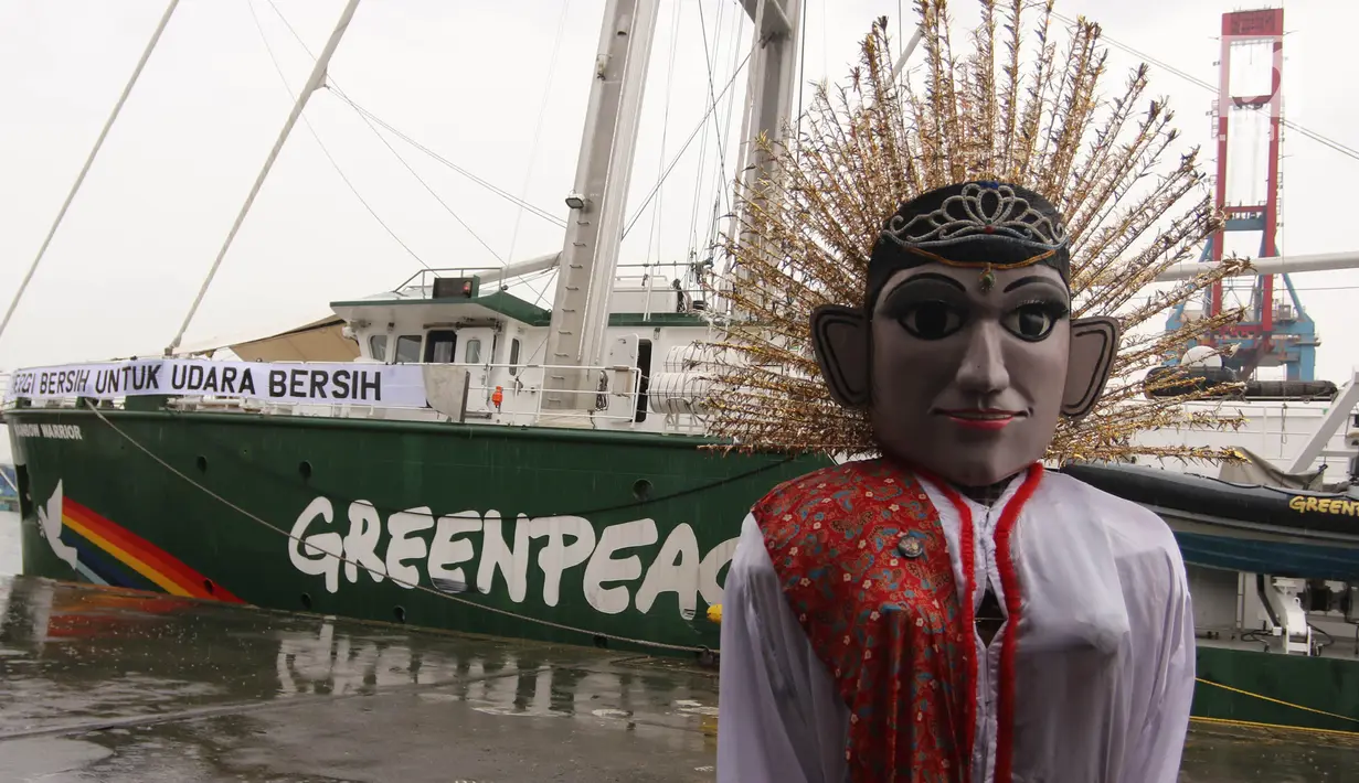 Ondel-ondel menyambut kapal milik Greenpeace, Rainbow Warrior yang berlabuh di Pelabuhan Tanjung Priok, Jakarta, Senin (23/4). Kapal itu melakukan perjalanan dari Manokwari menuju Raja Ampat, lalu ke Bali dan bersandar di Jakarta. (Liputan6/Arya Manggala)