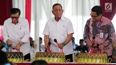 Menkumham Yasonna Laoly (kiri) bersama Menteri Pertahanan Ryamizard Ryacudu memukul bedug saat launching buku Pedoman Pembinaan Kesadaran Bela Negara Bagi Warga Binaan Pemasyarakatan di LP Klas I Cipinang, Jakarta, Kamis (29/3). (Liputan6.com/JohanTallo)