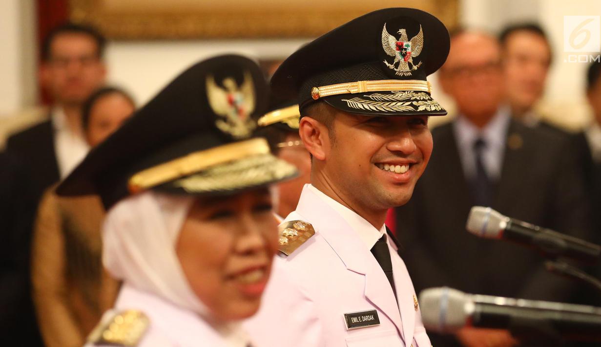 Wakil Gubernur Jawa Timur Emil Elestianto Dardak tersenyum sebelum mengikuti pelantikan di Istana Negara, Jakarta, Rabu (13/2). Khofifah dan Emil menggantikan Soekarwo-Saifullah Yusuf (Gus Ipul). (Liputan6.com/Angga Yuniar)