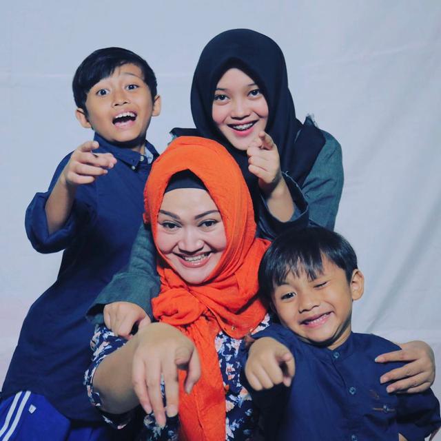 6 Potret Kenangan Manis Lina bersama Anak-Anaknya