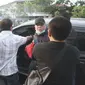 Penangkapan Wisnu Wardhana, terpidana kasus korupsi aset BUMD PT Panca Wira Usaha (PWU) Jatim, mirip adegan film action karena diwarnai aksi perlawanan dengan menabrak motor petugas. (Liputan6.com/Dian Kurniawan)