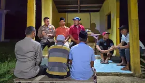 Personel Polres Rokan Hulu sosialisasi menjaga keamanan dan ketertiban untuk wujudkan Pilkada damai. (Liputan6.com/M Syukur)