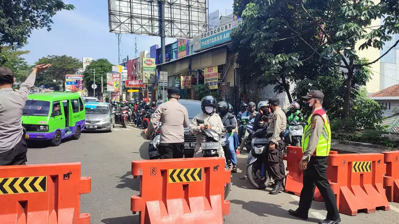 Petugas gabungan di Kota Bogor memutar balik pengendara yang tidak memiliki STRP selama masa PPKM Darurat