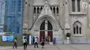 Suasana di depan Gereja Katedral Jakarta, Jumat (23/6). Pengurus Gereja Katedral Jakarta mengubah jadwal misa Minggu pagi yang bertepatan dengan Hari Idul Fitri. (Liputan6.com/ Immanuel Antonius) 