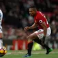 Penyerang Sunderland, Fabio Borini berusaha melewati bek Manchester United, Antonio Valencia pada pertandingan Liga Inggris di Old Trafford, (26/12).MU menang atas Sunderland dengan skror 3-1. (Reuters/Lee Smith)