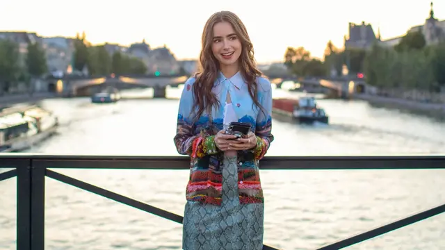 Lily Collins di Emily in Paris