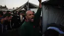 Warga Palestina yang mengungsi berkumpul di samping tenda-tenda mereka yang hancur akibat pemboman Israel di Deir al-Balah, Jalur Gaza, Rabu 29 Oktober 2025. Berdasarkan ketentuan gencatan senjata, Israel menarik kembali pasukannya dan menghentikan serangannya. (AP Photo/Abdel Kareem Hana)