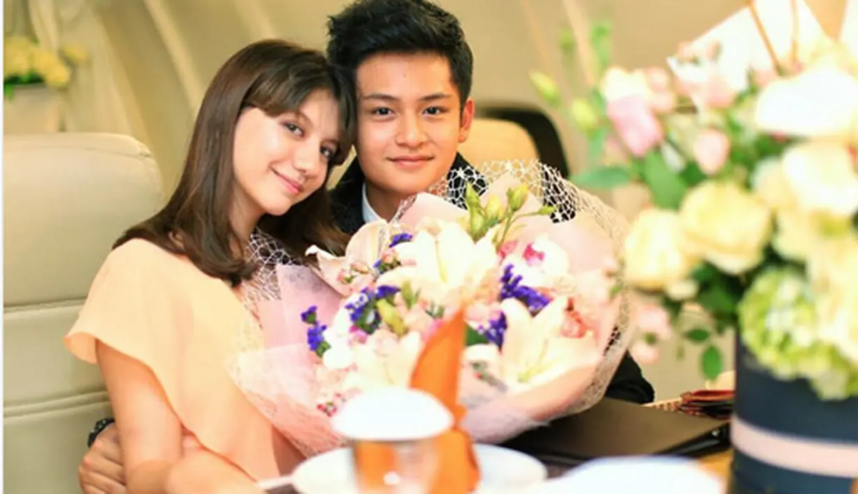 "Aku sih biasa-biasa aja. Toh bisa jadi, teman-teman di luar sana lebih berani, tapi aku biasa saja. Aku kalau upload foto harus yang masih memenuhi norma-norma yang ada," tutup Randy Martin. (Instagram/cassandraslee)