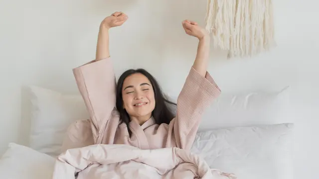 Lakukan peregangan otot leher selama 20-30 detik dengan konsisten