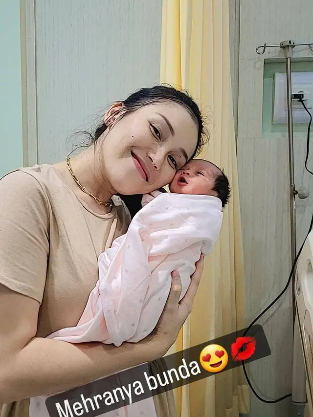 Ayu Ting Ting momong Razeta Sumehra Fachrizal, anak pertama Asyifa Nuraini (Foto: IG @ayutingting92)