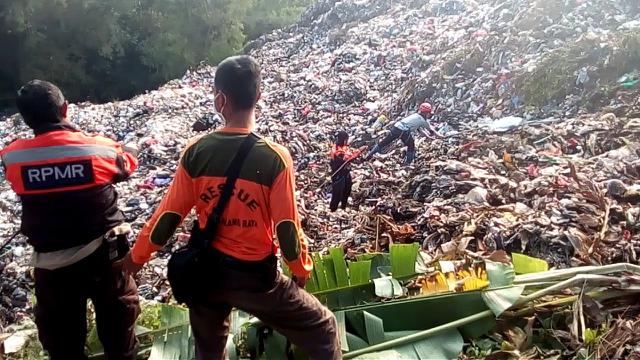 Gunung Sampah Longsor Timbun Pemulung di Kota Malang