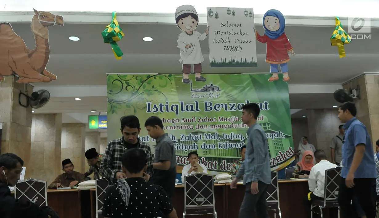 Suasana pembayaran zakat fitrah di Masjid Istiqlal, Jakarta, Jumat (23/6). Waktu pembayaran dibuka hingga malam takbiran dengan pembayaran zakat senilai Rp50ribu dan beras 3,5 liter. (Liputan6.com/Helmi Afandi)