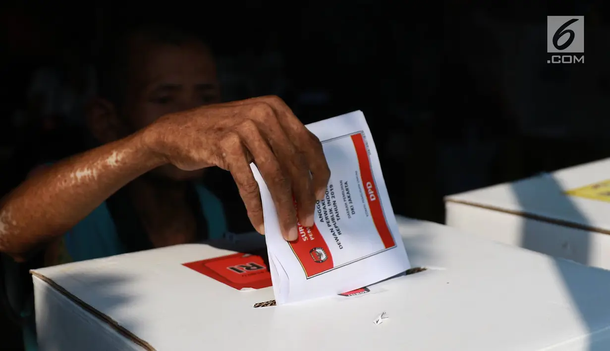Penghuni Panti Sosial Bina Laras Harapan Sentosa (PSBLHS) 2 memasukan surat suara dalam pemilu serentak di Cipayung, Jakarta Timur, Rabu (17/4). Pada Pemilu 2019, total pemilih dengan disabilitas grahita dan mental yang masuk DPT berjumlah 54.295 pemilih. (Liputan6.com/Immanuel Antonius)