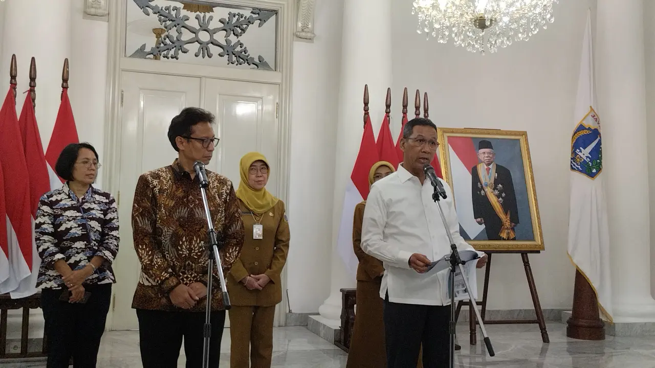 Penjabat (Pj) Gubernur DKI Jakarta Heru Budi Hartono bersama Menteri Kesehatan (Menkes) RI Budi Gunadi Sadikin usai menggelar Rapat Koordinasi di Balai Kota DKI Jakarta, Senin (24/7/2023).