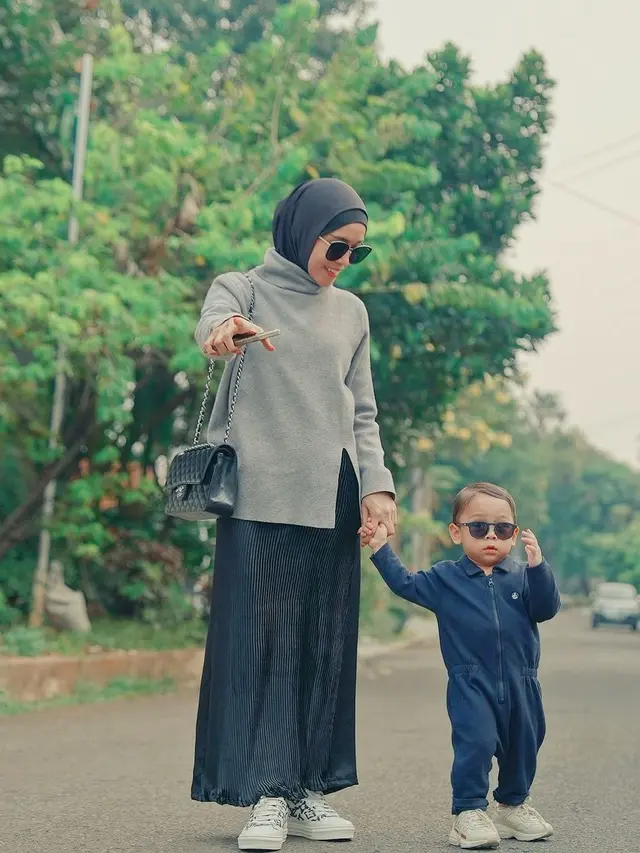 Lesti dan anaknya, Al-fatih (Foto: Instagram/lestikejora)
