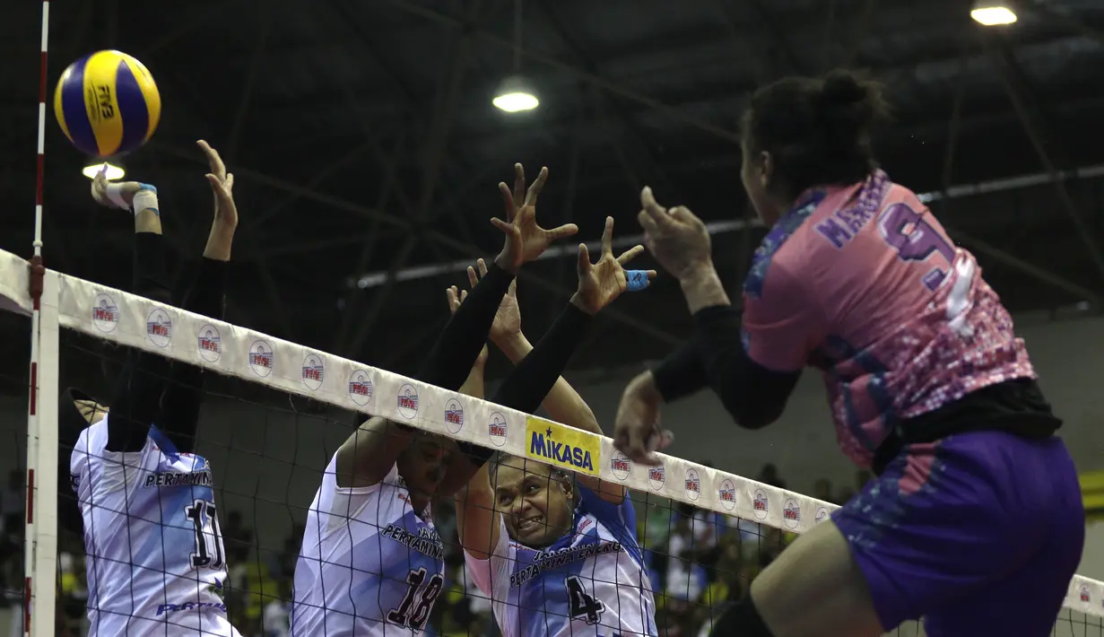 Pevoli PGN Popsivo, Aprilia Manganang, melakukan smash saat melawan Jakarta Pertamina Energi pada final Proliga 2019 di GOR Among Rogo, Yogyakarta, Sabtu (23/2). Popsivo menang 3-2 atas Pertamina. (Bola.com/Yoppy Renato)