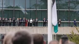 Sejumlah orang menyaksikan upacara saat Presiden Palestina Mahmoud Abbas menaikkan bendera di markas besar PBB, New York, Rabu (30/9). Sidang majelis Umum PBB menyetujui keputusan untuk mengibarkan bendera Palestina dan Vatikan. (REUTERS/ Carlo Allegri)
