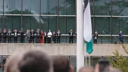 Sejumlah orang menyaksikan upacara saat Presiden Palestina Mahmoud Abbas menaikkan bendera di markas besar PBB, New York, Rabu (30/9). Sidang majelis Umum PBB menyetujui keputusan untuk mengibarkan bendera Palestina dan Vatikan. (REUTERS/ Carlo Allegri)