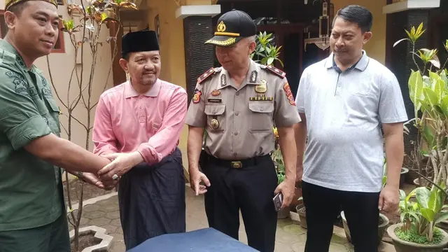 Ketua Rois PCNU Garut KH. Amin Muhyidin Maolani, tengah menyerahkan burung Cendrawasih ke BKSDA Wilayah V Garut, beberapa watu lalu