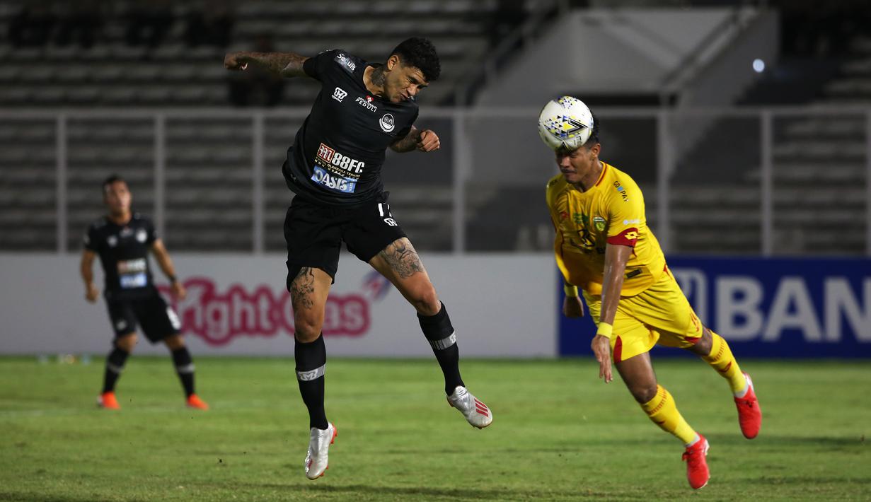 Pemain Tira Persikabo, Ciro Alves, saat melawan pada Bhayangkara FC laga Liga 1 2019 di Stadion Madya, Senayan, Jakarta, Kamis (4/7/2019). Kedua tim bermain imbang 1-1. (Bola.com/Yoppy Renato)