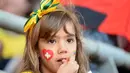 Sambil menikmati makanan kecil, pendukung muda "Scweizer Nati" setia menunggu dimulainya laga Swiss kontra Ekuador di Estadio Nacional de Brasilia, (15/6/2014). (AFP PHOTO/Adrian Dennis)