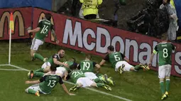 Para Pemain Irlandia Utara merayakan gol  Gareth McAuley saat melawan Ukraina pada laga grup C  Euro 2016 di Stadion Parc Olympique Lyonnais, Kamis ( 16/6/2016) WIB. (AFP/Jean-Philippe Ksiazek)