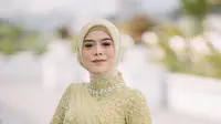 Kebaya modern full payet warna hijau kekuningan membuat Lesti Kejora semakin bersinar. Aksen bunga Anggrek Cattleya di bagian pinggang dari kebaya rancangan Renzi Lazuardi juga menambah daya tarik tersendiri. [@renzilazuardi]