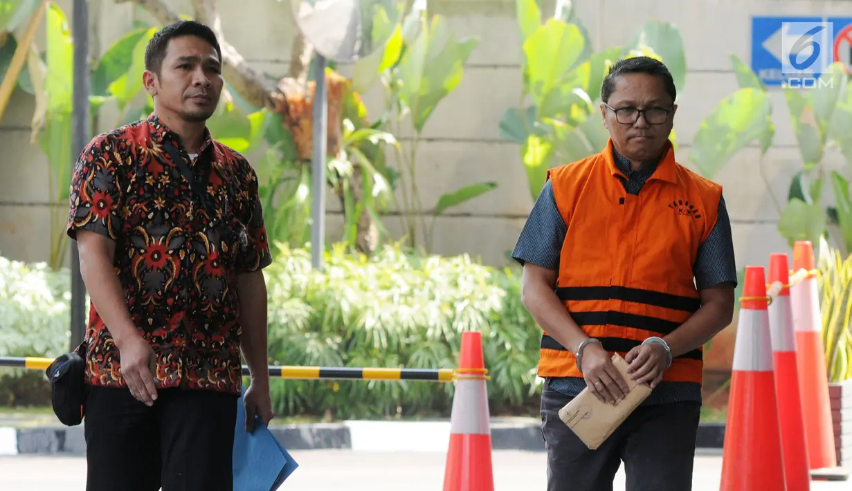 Kepala Bidang Perikanan Tangkap Dinas Kelautan dan Perikanan Provinsi Kepulauan Riau Budi Hartono (kanan) akan menjalani pemeriksaan perdana pascapenahanan di Gedung KPK, Jakarta, Selasa (16/7/2019). Budi diperiksa sebagai tersangka dugaan suap izin lokasi rencana reklamasi. (merdeka.com/DwiNarwoko)