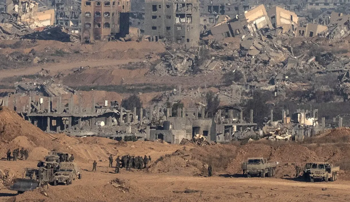 Jalan-jalan dan gedung-gedung permukiman penduduk di sekitar perbatasan Gaza menjadi saksi bisu kehancuran yang disebabkan oleh serangan Israel. (Maya Levin/AFP)