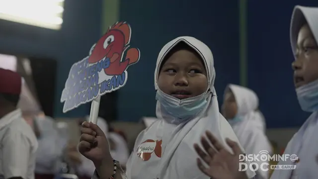 Beberapa siswa Sekolah Dasar (SD) di Garut, Jawa Barat menjadi duta pada kegiatan kampanye makan ikan di Garut.