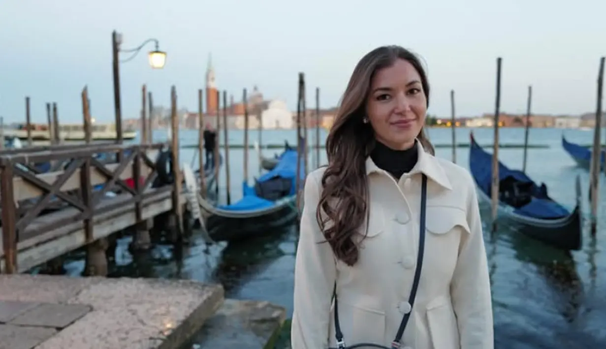 Anisha tampil dengan coat blazer putih dipadukan inner turtleneck hitam. Dan membawa sling bag Loro Piana warna biru. [@tmski]