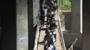 Pengendara motor melewati jembatan Ciliwung yang berada di bawah tol ruas Gadog, Ciawi, Bogor (16/68). Jembatan ini menjadi jalan alternatif bagi pemotor dari kawasan Bogor menuju arah Puncak dan Sukabumi. (Merdeka.com/Arie Basuki)