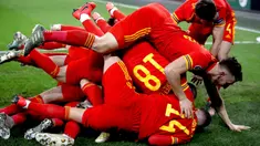 Pemain Timnas Wales merayakan gol yang dicetak Aaron Ramsey ke gawang Hungaria pada laga Grup E Kualifikasi Piala Eropa 2020 di Cardiff City Stadium, Selasa (19/11/2019). Wales memastikan satu tempat di putaran final setelah mengalahkan Hungaria 2-0. (Nick Potts/PA via AP)