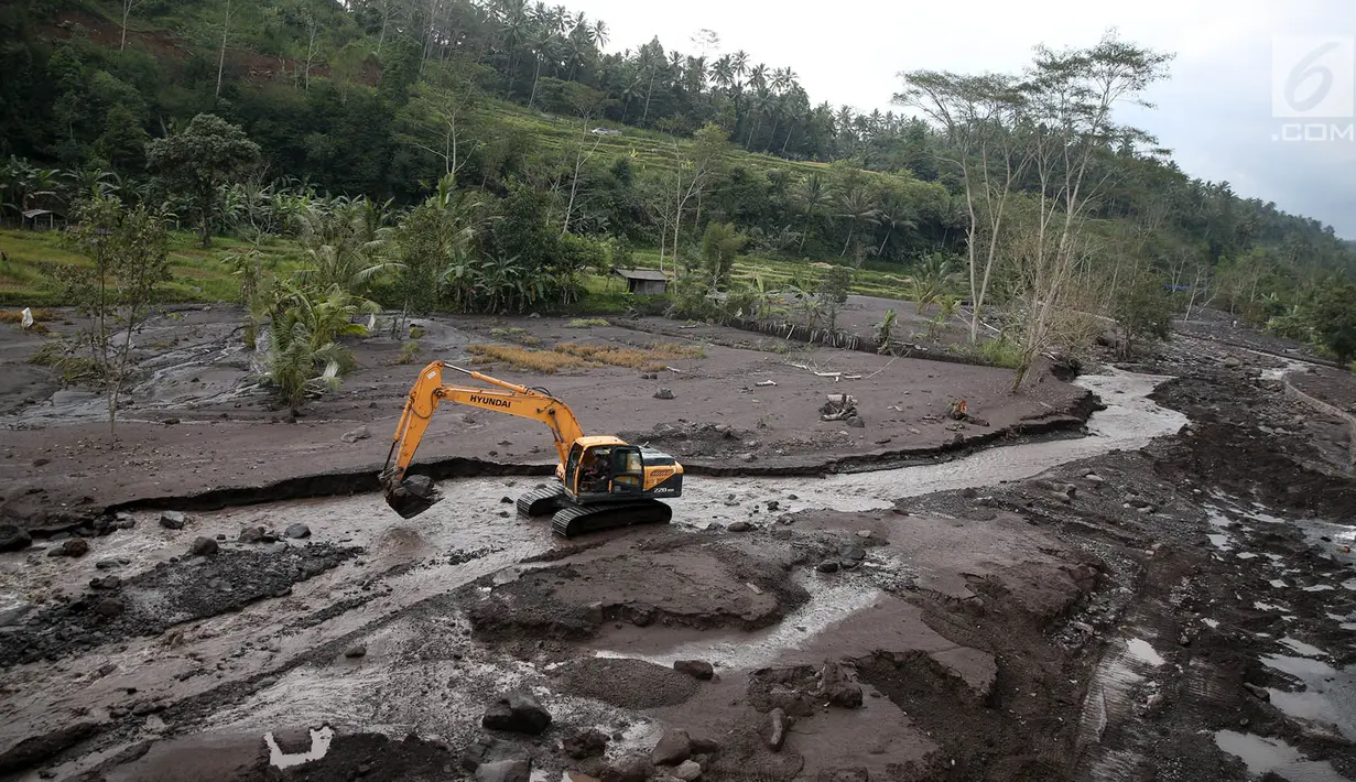 Alat berat digunakan untuk mengangkat material lahar dingin di Sungai Yeh Sah, Rendang, Bali, Minggu (3/12). Sebelumnya, pada Sabtu (2/12/2017) lahar dingin dari Gunung Agung menggenangi Sungai Yeh Sah. (Liputan6.com/Immanuel Antonius)