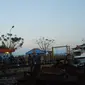 Sejumlah pengendara sepeda motor, menunggu kapal bersandar di Dermaga Pelabuhan Kamal, kabupaten Bangkalan. sebelum ada jembatan Suramadu, pelabuhan ini merupakan jalur mudik utama ke Madura saat lebaran dan pernah menjadi pelabuhan tersibuk di Asia Tenggara. (Liputan6.com/Musthofa Aldo)