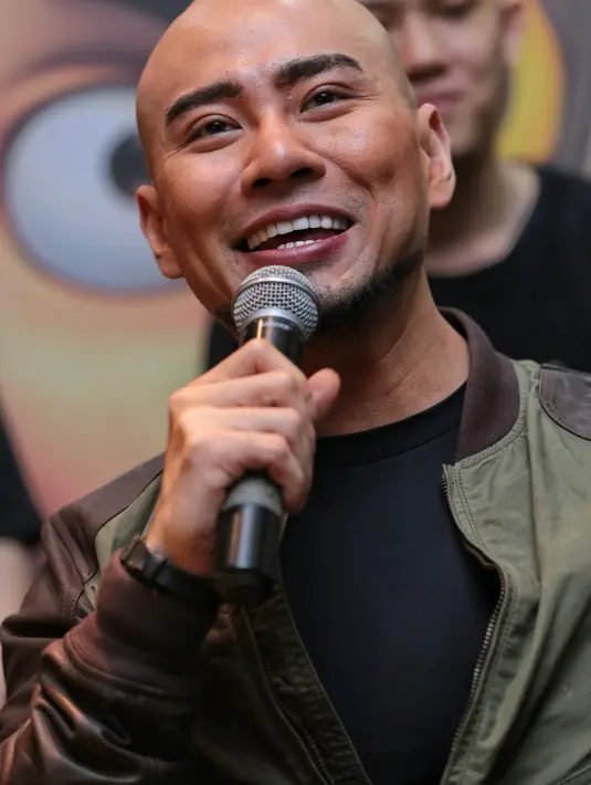 Saat tak kuasa meneruskan ucapannya, Rina Nose hanya menuliskan jawaban yang diberikan oleh Deddy Corbuzier. Ayah seorang anak itu hanya membacanya dalam hati. Beberapa kali Deddy mendapat jawaban melalui tulisan Rina. (Adrian Putra/Bintang.com)