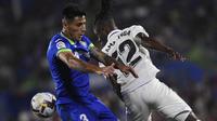 Duel antara pemain Getafe kontra Real Madrid pada lanjutan Liga Spanyol 2022/2023 hari Minggu (09/10/2022) dini hari WIB. (OSCAR DEL POZO CANAS / AFP)