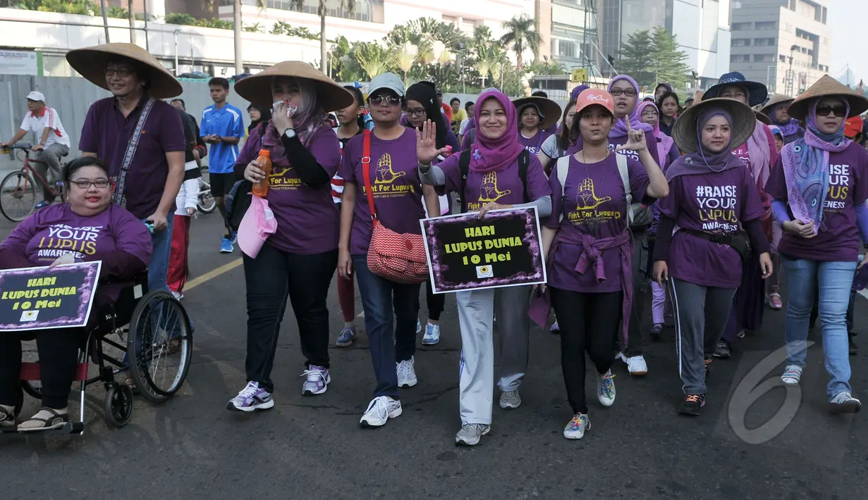 Yayasan Lupus Indonesia melakukan kampanye memperingati Hari Lupus saat Car Free Day di Bunderan HI, Jakarta, Minggu (10/5/2015). Kampanye ini mensosialisasikan kepada masyarakat tentang penyakit lupus. (Liputan6.com/Herman Zakharia)