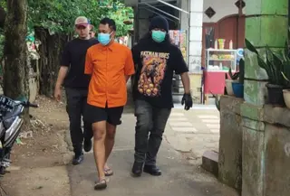Polisi terus menyisir aliran Kali Licin, Pancoran Mas, Depok, untuk mencari sisa potongan tubuh Kunaefi (51), korban mutilasi yang diduga dilakukan Saeful (26). (Foto: Istimewa).